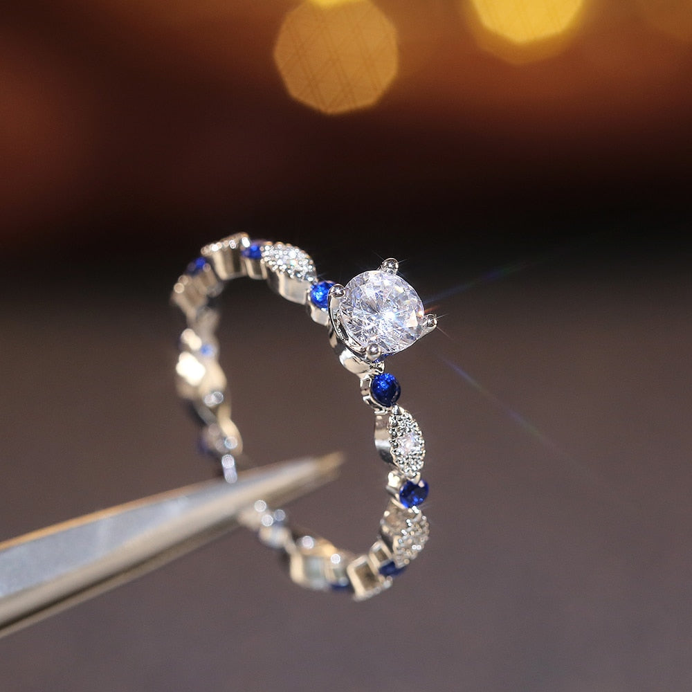 Huitan Simple 4 Claws Solitaire Cubic Zirconia Women Ring Fancy Band Wedding Rings White Bridal Veil Accessory Delicate Jewelry